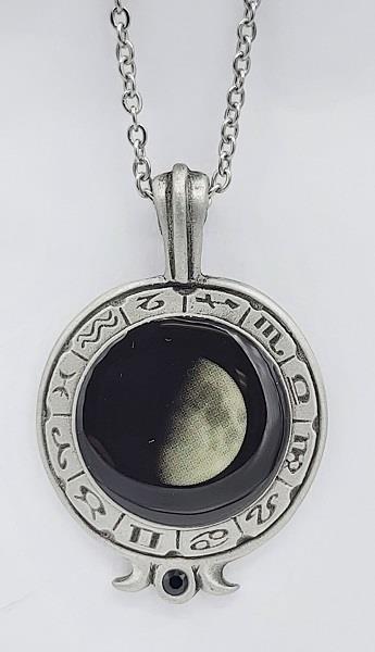 Zodiac Necklace 7D Waning Gibbous Moon