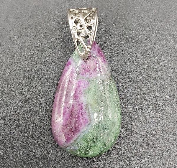 Pendant Ruby in Zoisite